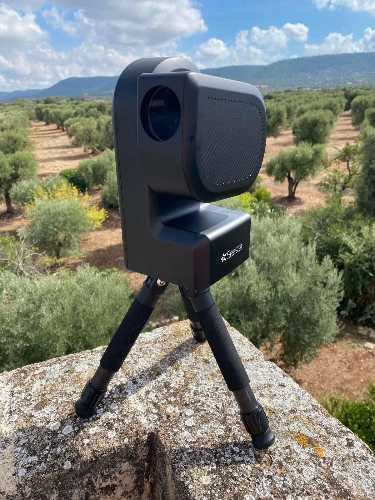 Uno smart telescope Seestar S50 su treppiede, all'aperto